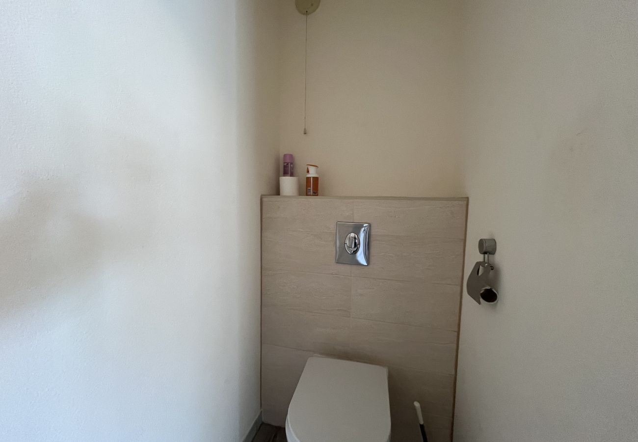Apartamento en Fréjus - Residencia Cesaree - apartamento reformado de 2 habitaciones con vistas a la piscina, aire acondicionado, garaje y terraza. Capacidad para 4 personas.