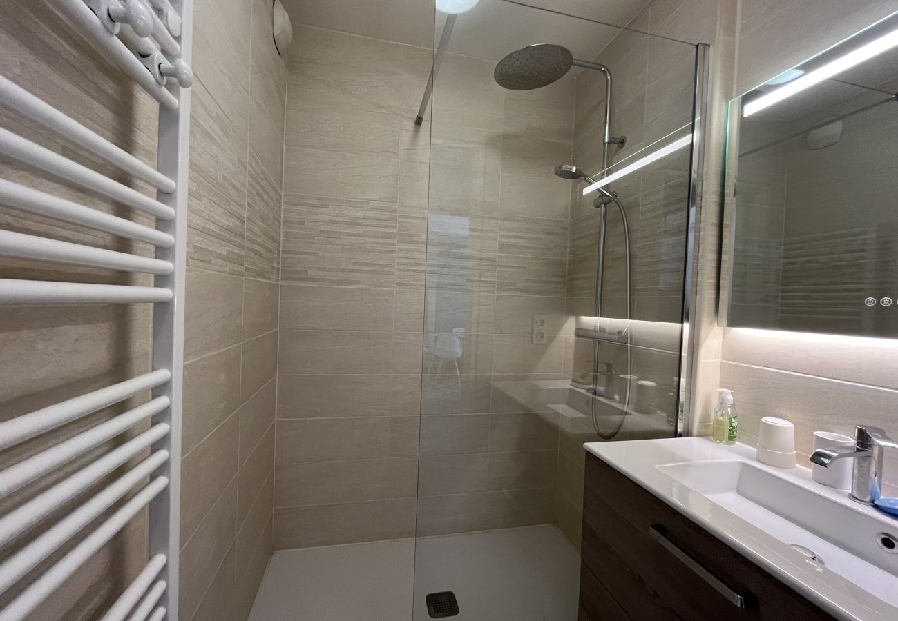 Apartamento en Fréjus - Residencia Cesaree - apartamento reformado de 2 habitaciones con vistas a la piscina, aire acondicionado, garaje y terraza. Capacidad para 4 personas.