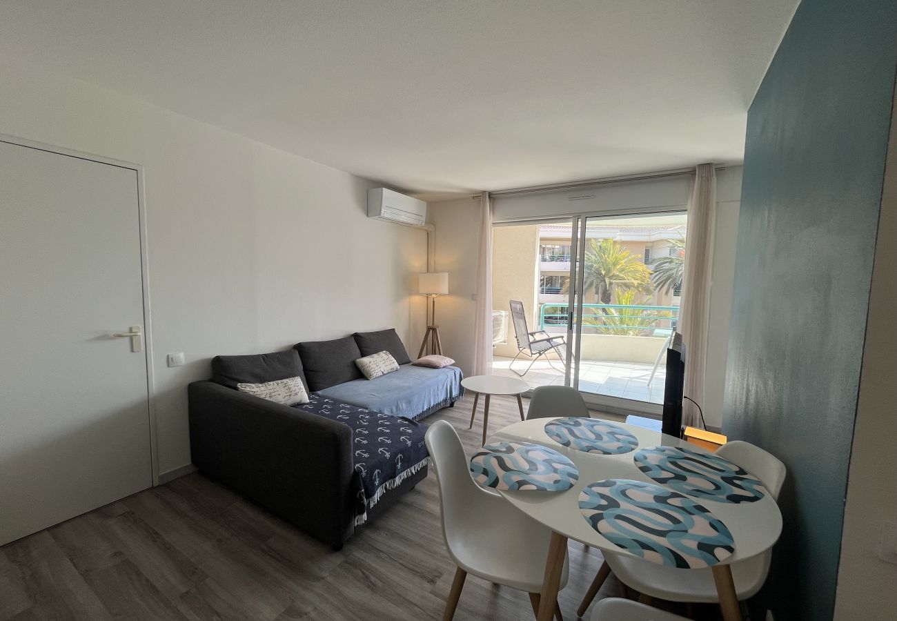 Apartamento en Fréjus - Residencia Cesaree - apartamento reformado de 2 habitaciones con vistas a la piscina, aire acondicionado, garaje y terraza. Capacidad para 4 personas.