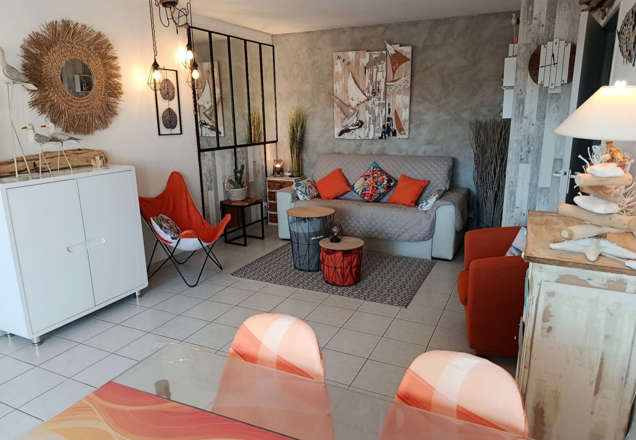 Apartamento en Fréjus - Port Fréjus: vistas al puerto, espacioso apartamento de un dormitorio (47 m²), aire acondicionado y piscina; para 4 afortunados huéspedes.