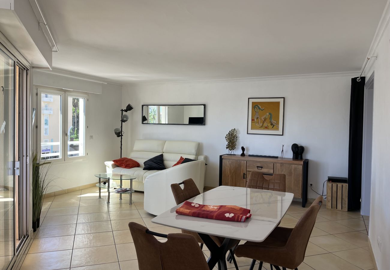 Apartamento en Fréjus - Port Fréjus: magnífico apartamento de dos habitaciones con vistas al puerto para 4 afortunados; zona animada, con aire acondicionado, wifi y aparcamiento