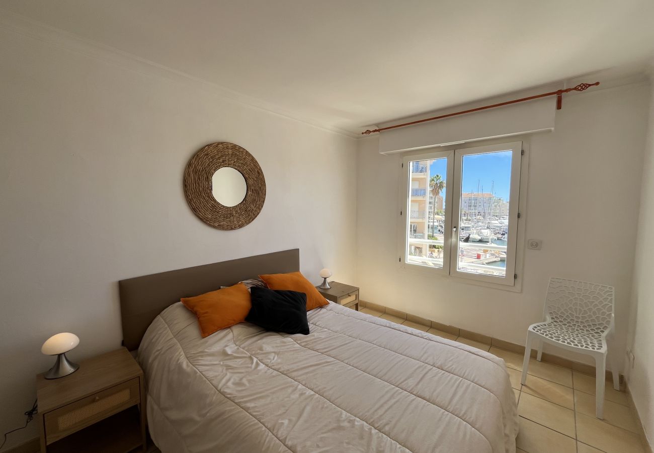 Apartamento en Fréjus - Port Fréjus: magnífico apartamento de dos habitaciones con vistas al puerto para 4 afortunados; zona animada, con aire acondicionado, wifi y aparcamiento