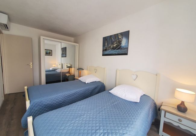 Appartamento a Fréjus - Port FREJUS Eccezionale appartamento di 3 stanze di 64 m2 Balcone vista mare, climatizzato, con piscina WIFI 6 Persone