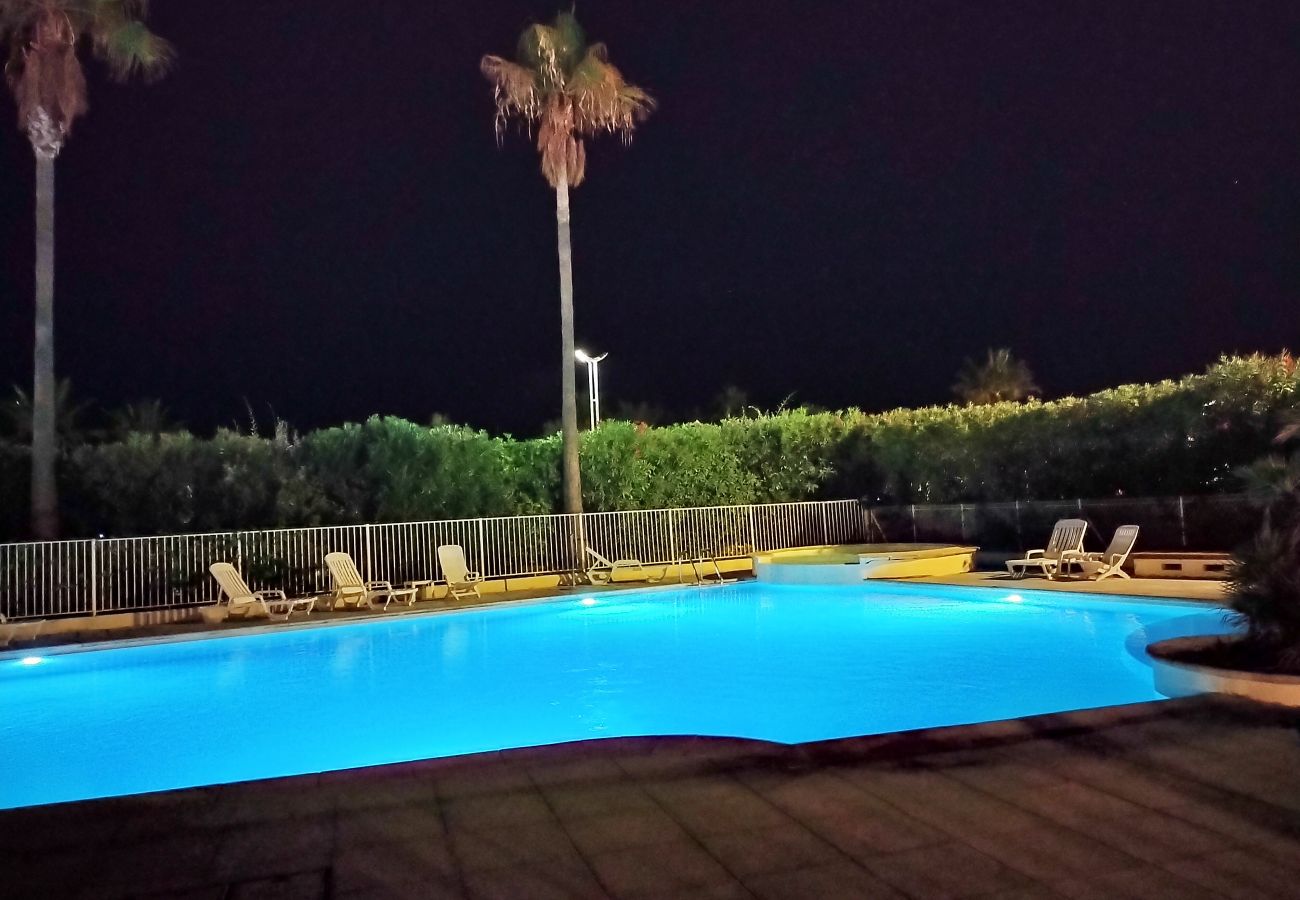 Appartamento a Fréjus - Port FREJUS Eccezionale appartamento di 3 stanze di 64 m2 Balcone vista mare, climatizzato, con piscina 6 Persone