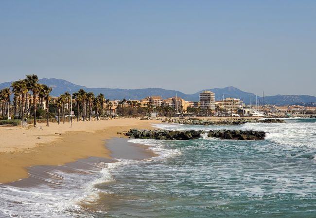 Studio a Fréjus - Port FREJUS Studio with sleeping area of 30 m2 for 2 Adults 2 Children with quiet balcony on the garden side Studio a Fréjus - Port FREJUS Studio with sleeping area of 30 m2 for 2 Adults 2 Children with quiet balcony on the garden side