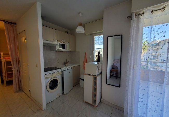 Studio a Fréjus - Port FREJUS Studio with sleeping area of 30 m2 for 2 Adults 2 Children with quiet balcony on the garden side Studio a Fréjus - Port FREJUS Studio with sleeping area of 30 m2 for 2 Adults 2 Children with quiet balcony on the garden side