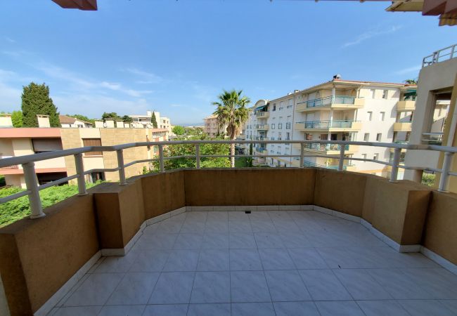 Studio a Fréjus - Port FREJUS Studio with sleeping area of ​​30 m2 for 2 Adults 2 Children with quiet balcony on the garden side