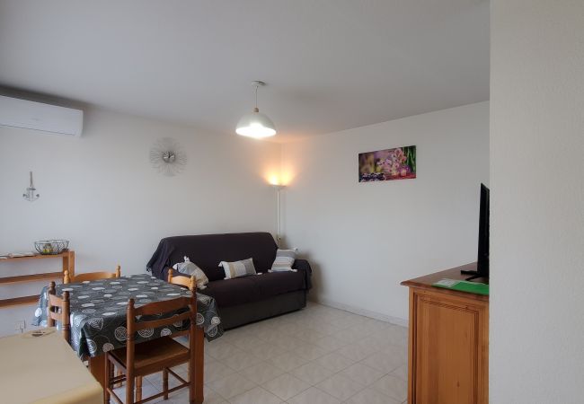 Studio a Fréjus - Port FREJUS Studio with sleeping area of 30 m2 for 2 Adults 2 Children with quiet balcony on the garden side Studio a Fréjus - Port FREJUS Studio with sleeping area of 30 m2 for 2 Adults 2 Children with quiet balcony on the garden side