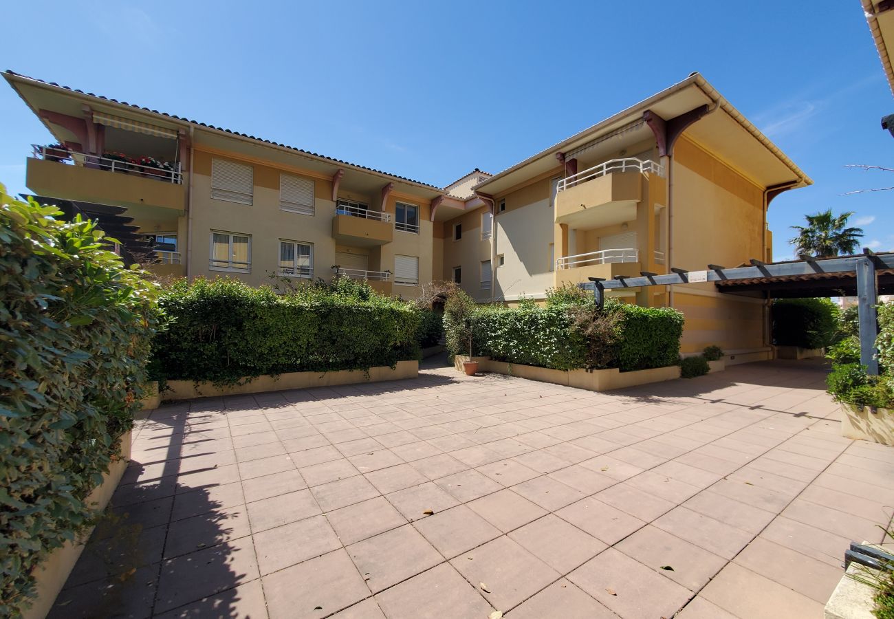 Studio a Fréjus - Port FREJUS Studio with sleeping area of ​​30 m2 for 2 Adults 2 Children with quiet balcony on the garden side