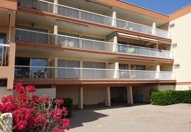 Studio a Saint Raphael - SAINT RAPHAEL La Péguière Di fronte alla spiaggia Vista mare, Ampio monolocale 36m2, balcone per 4 persone, parcheggio