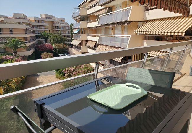 Appartamento a Fréjus - LA MIOUGRA NO Fréjus-Plage: Stupendo T2, 47 m2 con aria condizionata, box wifi/fibra, a 200 m dalle spiagge, vista sulla piscina e sul giardino, parcheggio  Icône de validation par la communauté
