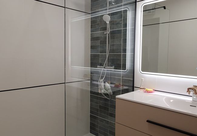 Appartamento a Fréjus - LA MIOUGRA NO Fréjus-Plage: Stupendo T2, 47 m2 con aria condizionata, box wifi/fibra, a 200 m dalle spiagge, vista sulla piscina e sul giardino, parcheggio  Icône de validation par la communauté Appartamento a Fréjus - LA MIOUGRA NO Fréjus-Plage: Stupendo T2, 47 m2 con aria condizionata, box wifi/fibra, a 200 m dalle spiagge, vista sulla piscina e sul giardino, parcheggio  Icône de validation par la communauté