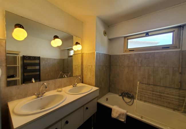 Appartamento a Fréjus - Fréjus: Ampio appartamento climatizzato di 95m2 per 6 persone in un residence con piscina a meno di 2 km dalle spiagge