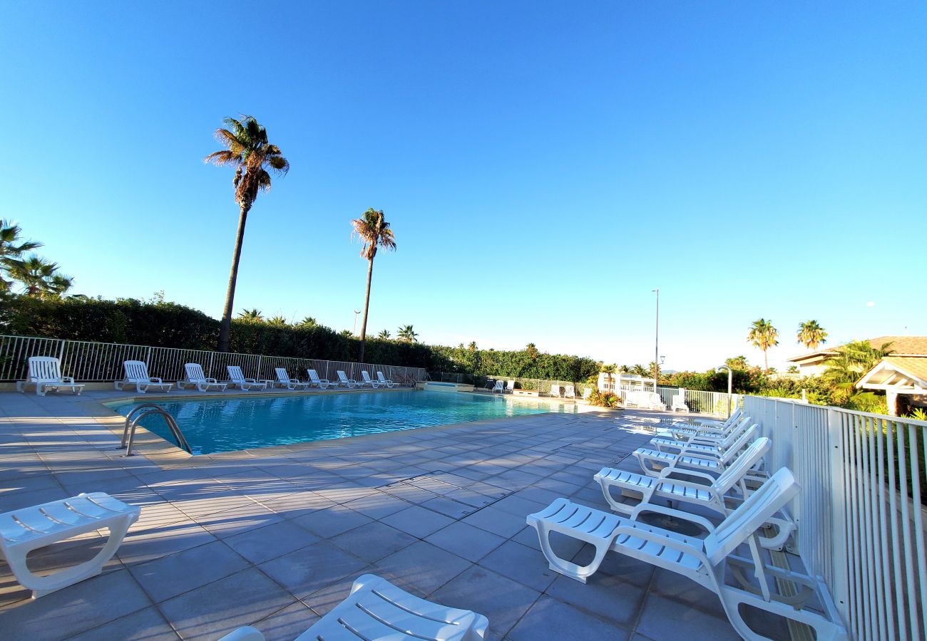 Appartamento a Fréjus - CAP HERMES Magnifico alloggio climatizzato 6 posti letto Vista mare accesso diretto alla spiaggia con parcheggio nel seminterrato