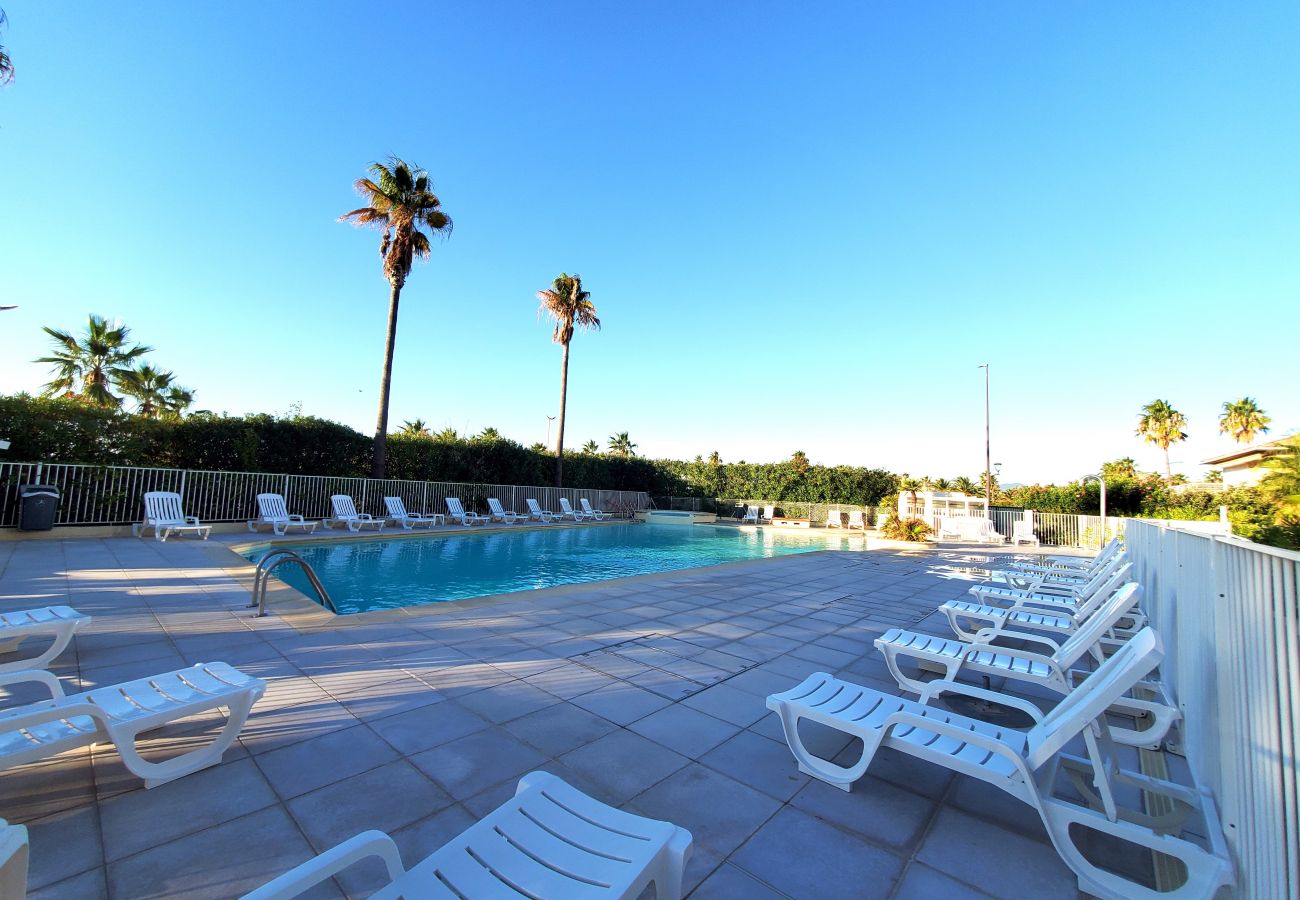 Appartamento a Fréjus - CAP HERMES Magnifico alloggio climatizzato 6 posti letto Vista mare accesso diretto alla spiaggia con parcheggio nel seminterrato