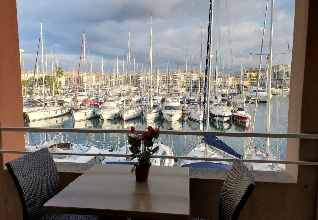  a Fréjus - Cap Hermès Studio Magnifica vista sul porto 30m2 climatizzato 3 persone piscina spiagge parcheggio