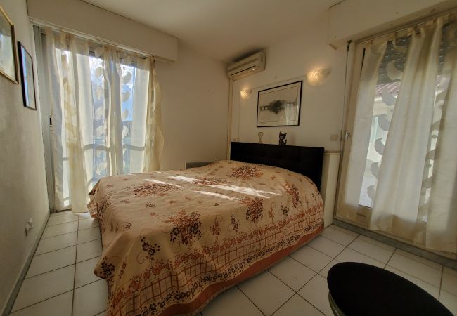 Appartamento a Fréjus - Port FREJUS T2 39m2 climatizzato Bella terrazza Vista giardino Wifi Parcheggio 4 persone Appartamento a Fréjus - Port FREJUS T2 39m2 climatizzato Bella terrazza Vista giardino Wifi Parcheggio 4 persone