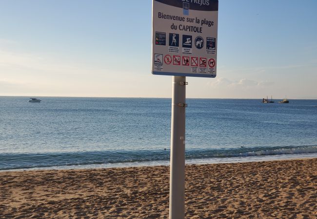 Appartamento a Fréjus - Port Fréjus Limite EST Fréjus Plage Le Capitole T2 35m2 Aria Condizionata Balcone Vista Mare Wifi Parcheggio 4 Persone