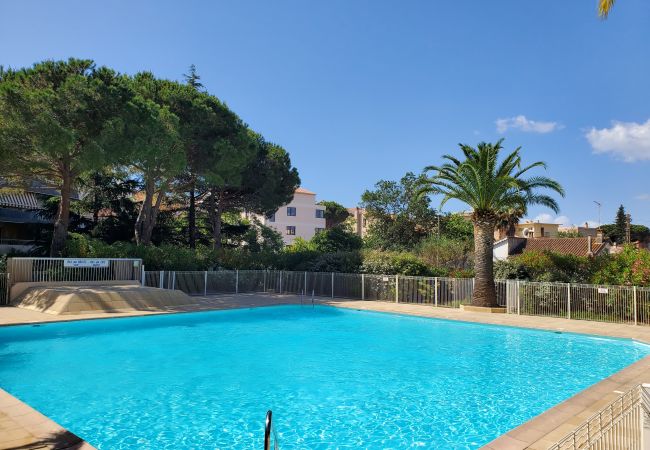  a Fréjus - Fréjus Plage, LA MIOUGRANO, monolocale 25m2, 2 adulti, 2 bambini, a 300 metri dalle spiagge, piscina e balcone