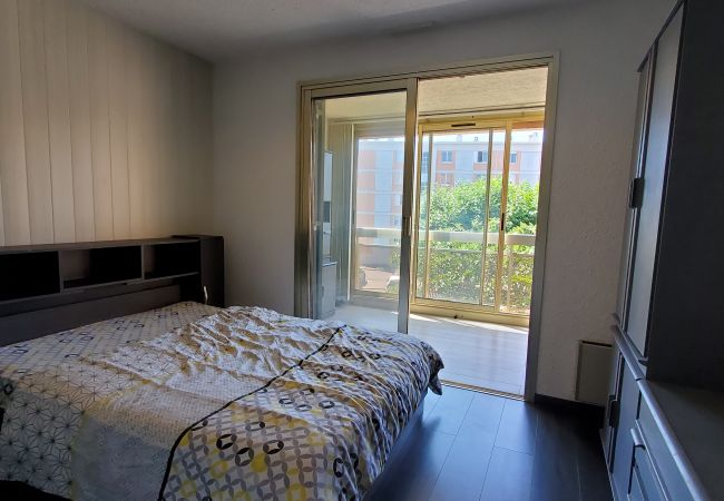 Appartamento a Fréjus - Fréjus Plage, Le MINERVA, 2 camere, 450 m dalle spiagge, balcone chiuso di 14m2, parcheggio privato , ambiente boscoso