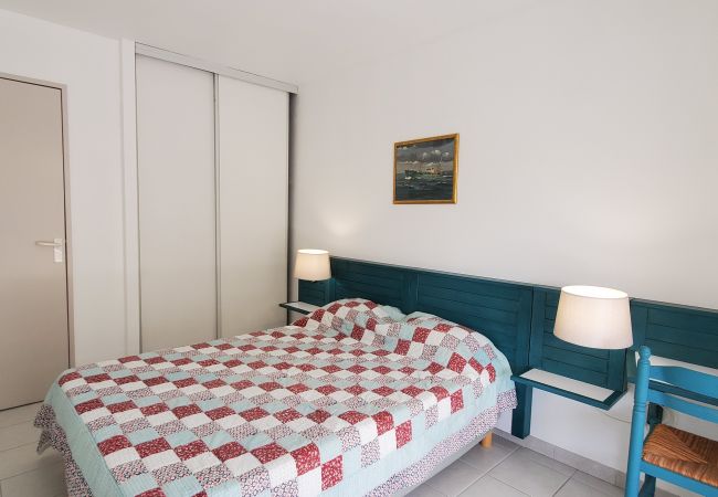 Appartamento a Fréjus - Port-Frejus, aperto, 2 camere, 40m2, aria condizionata, 4 persone. ampio balcone di 12m2, piscina, spiagge a 100 metri, parcheggio