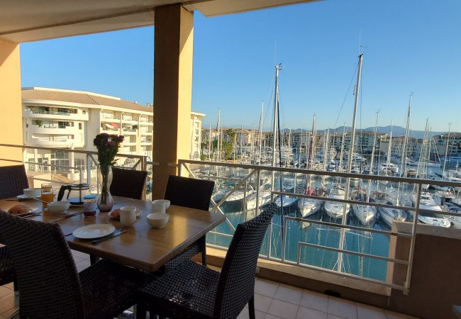  a Fréjus - Vista incredibile su Port-Fréjus, Cap Hermès, 2/3 camere, capacità 5/6 persone, piscina, bellissimo balcone, parcheggio e aria condizionata per un piacevole soggiorno al sole e relax