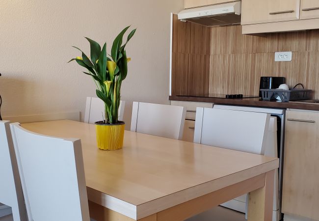 Appartamento a Fréjus - Vista incredibile su Port-Fréjus, Cap Hermès, 2/3 camere, capacità 5/6 persone, piscina, bellissimo balcone, parcheggio e aria condizionata per un piacevole soggiorno al sole e relax