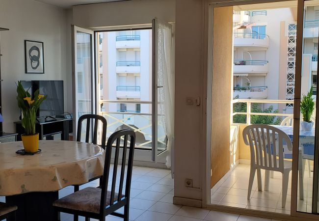 Appartamento a Fréjus - Port Fréjus, Les rives Latines, a 100 m dalle spiagge, 2 camere, 40 m2, capacità 4/5 persone, balcone con vista sul porto, aria condizionata, WIFI garage chiuso