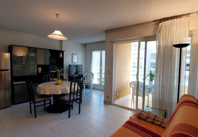 Appartamento a Fréjus - Port Fréjus, Les rives Latines, a 100 m dalle spiagge, 2 camere, 40 m2, capacità 4/5 persone, balcone con vista sul porto, aria condizionata, WIFI garage chiuso