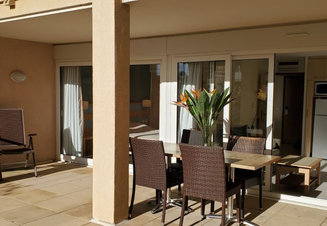 Appartamento a Fréjus - Port-Fréjus, Cap Hermès, 2/3 camere 50m2, 6 posti letto, piscina, aria condizionata, parcheggio, accesso diretto alla spiaggia, ampia terrazza 50m2 per un piacevole soggiorno al sole, relax e svago