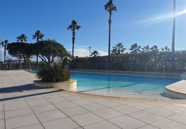 Appartamento a Fréjus - Port-Fréjus, Cap Hermès, 2/3 camere 50m2, 6 posti letto, piscina, aria condizionata, parcheggio, accesso diretto alla spiaggia, ampia terrazza 50m2 per un piacevole soggiorno al sole, relax e svago