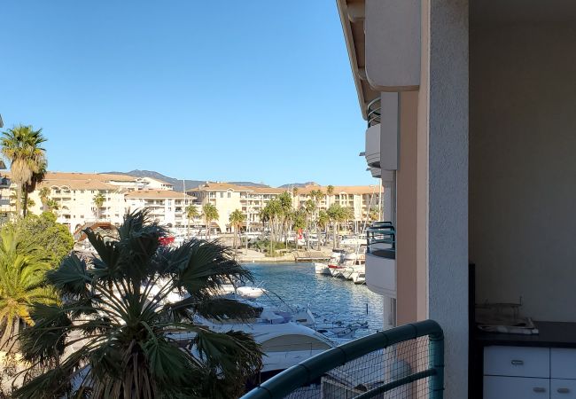 Appartamento a Fréjus - Port-Fréjus, Cesaree Borghèse, 2/3 locali 52m2, 4 posti letto, piscina, aria condizionata, parcheggio, accesso vicino alla spiaggia, ampio balcone per un piacevole soggiorno al sole, relax e svago