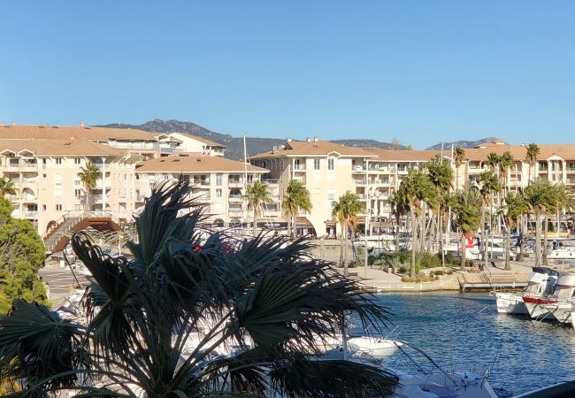  a Fréjus - Port-Fréjus, Cesaree Borghèse, 2/3 locali 52m2, 4 posti letto, piscina, aria condizionata, parcheggio, accesso vicino alla spiaggia, ampio balcone per un piacevole soggiorno al sole, relax e svago