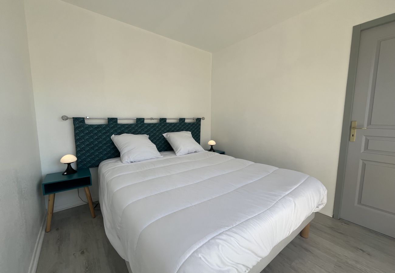 Appartamento a Fréjus - Port-Fréjus, Cesaree Borghèse, 2/3 locali 52m2, 4 posti letto, piscina, aria condizionata, parcheggio, accesso vicino alla spiaggia, ampio balcone per un piacevole soggiorno al sole, relax e svago