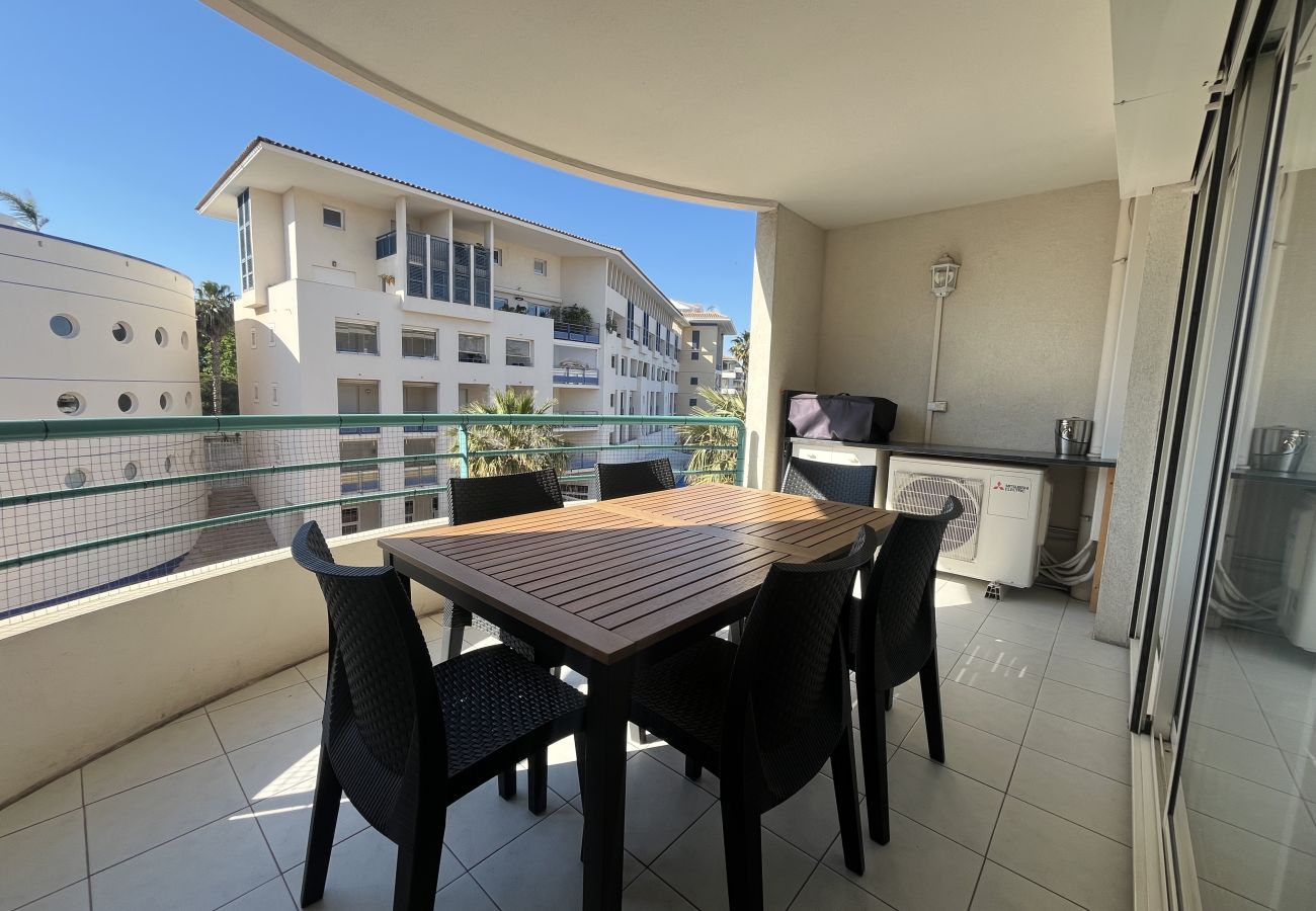 Appartamento a Fréjus - Port-Fréjus, Cesaree Borghèse, 2/3 locali 52m2, 4 posti letto, piscina, aria condizionata, parcheggio, accesso vicino alla spiaggia, ampio balcone per un piacevole soggiorno al sole, relax e svago