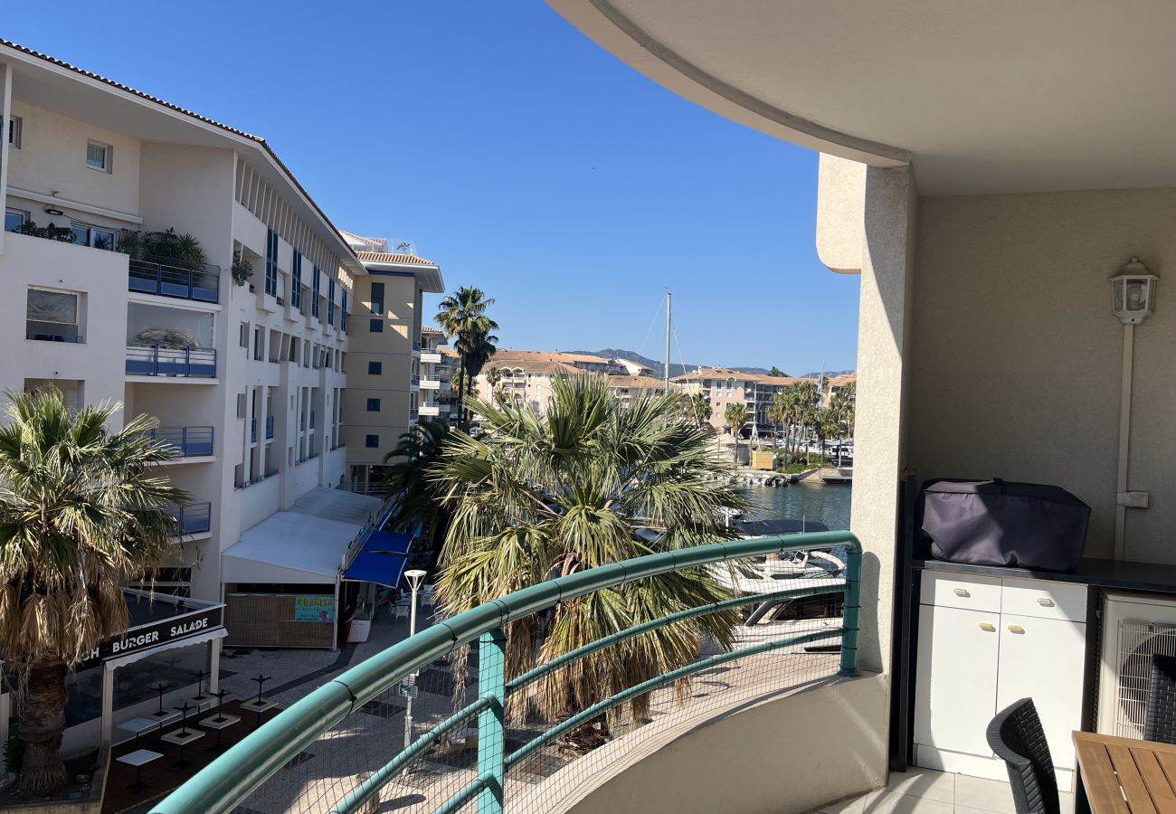 Appartamento a Fréjus - Port-Fréjus, Cesaree Borghèse, 2/3 locali 52m2, 4 posti letto, piscina, aria condizionata, parcheggio, accesso vicino alla spiaggia, ampio balcone per un piacevole soggiorno al sole, relax e svago