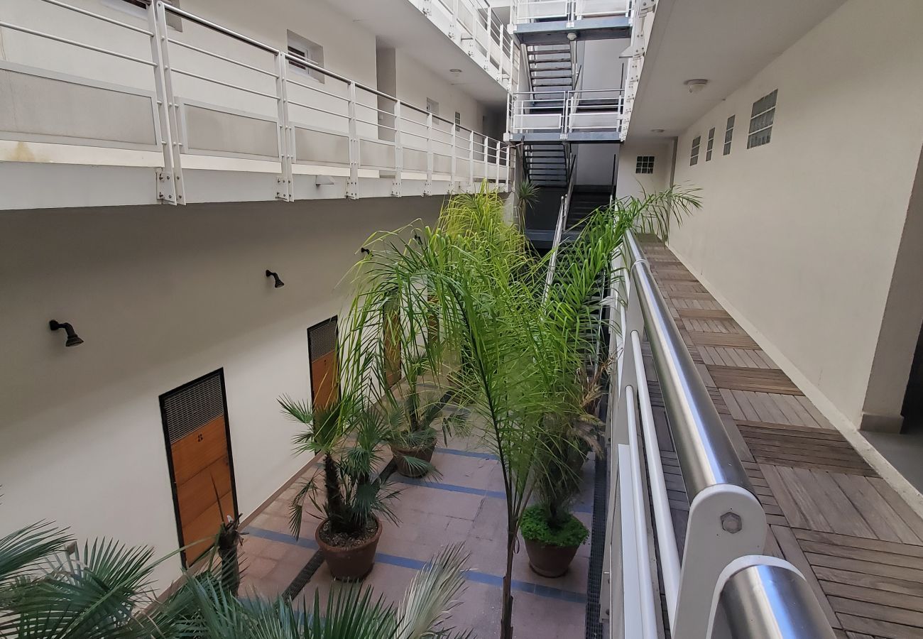 Appartamento a Fréjus - Port-Fréjus, LE NADIR, sulle banchine, Ampio bilocale 51m2, 4/5 posti letto, parcheggio, accesso vicino alle spiagge, balcone, per un piacevole soggiorno al sole, relax e svago