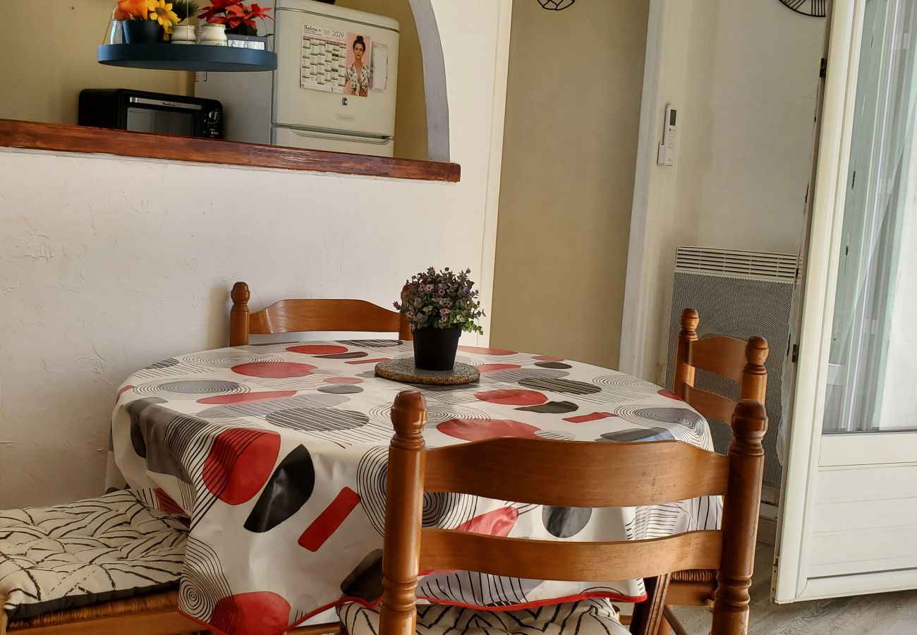 Appartamento a Fréjus - Fréjus, Les Arênes, T2 climatizzato, 4 persone, vicino al centro e ai trasporti