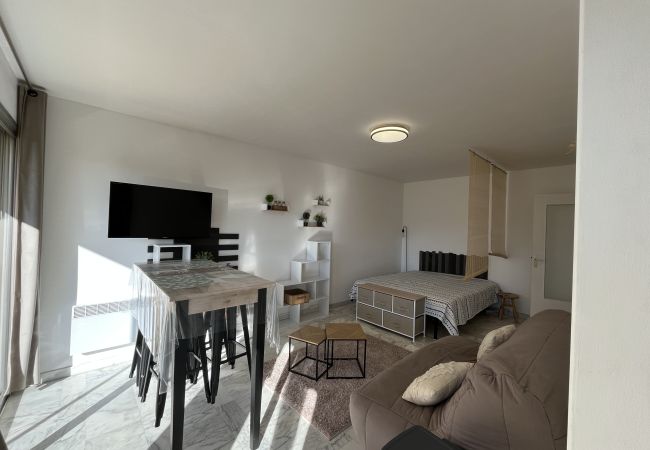 Studio a Fréjus - Fréjus Plage, monolocale 30m2, 4 persone, aria condizionata, wifi ad alta velocità, parcheggio privato, balcone Studio a Fréjus - Fréjus Plage, monolocale 30m2, 4 persone, aria condizionata, wifi ad alta velocità, parcheggio privato, balcone