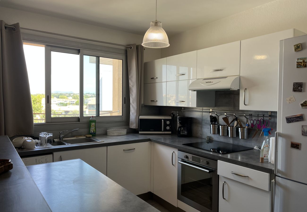 Appartamento a Fréjus - Fréjus-Plage, a 500 metri dalle spiagge, ampio appartamento di 70 m² con 2 camere da letto, 5 persone, aria condizionata, WIFI e parcheggio