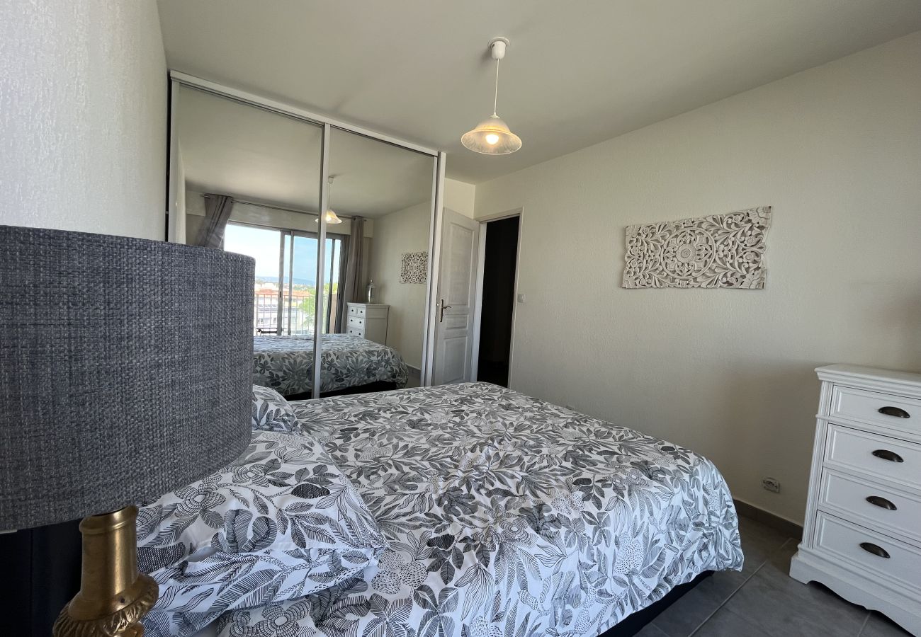 Appartamento a Fréjus - Fréjus-Plage, a 500 metri dalle spiagge, ampio appartamento di 70 m² con 2 camere da letto, 5 persone, aria condizionata, WIFI e parcheggio