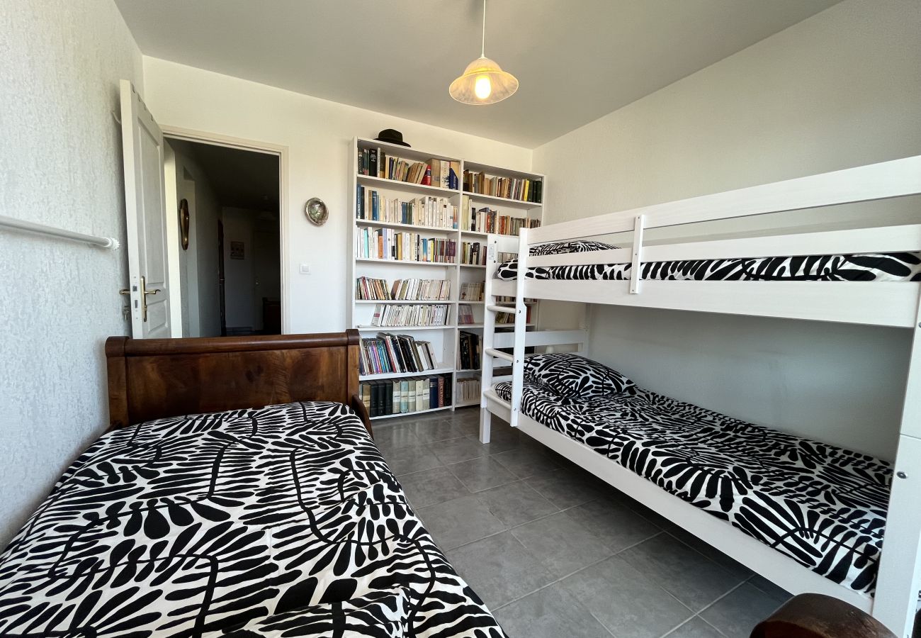 Appartamento a Fréjus - Fréjus-Plage, a 500 metri dalle spiagge, ampio appartamento di 70 m² con 2 camere da letto, 5 persone, aria condizionata, WIFI e parcheggio