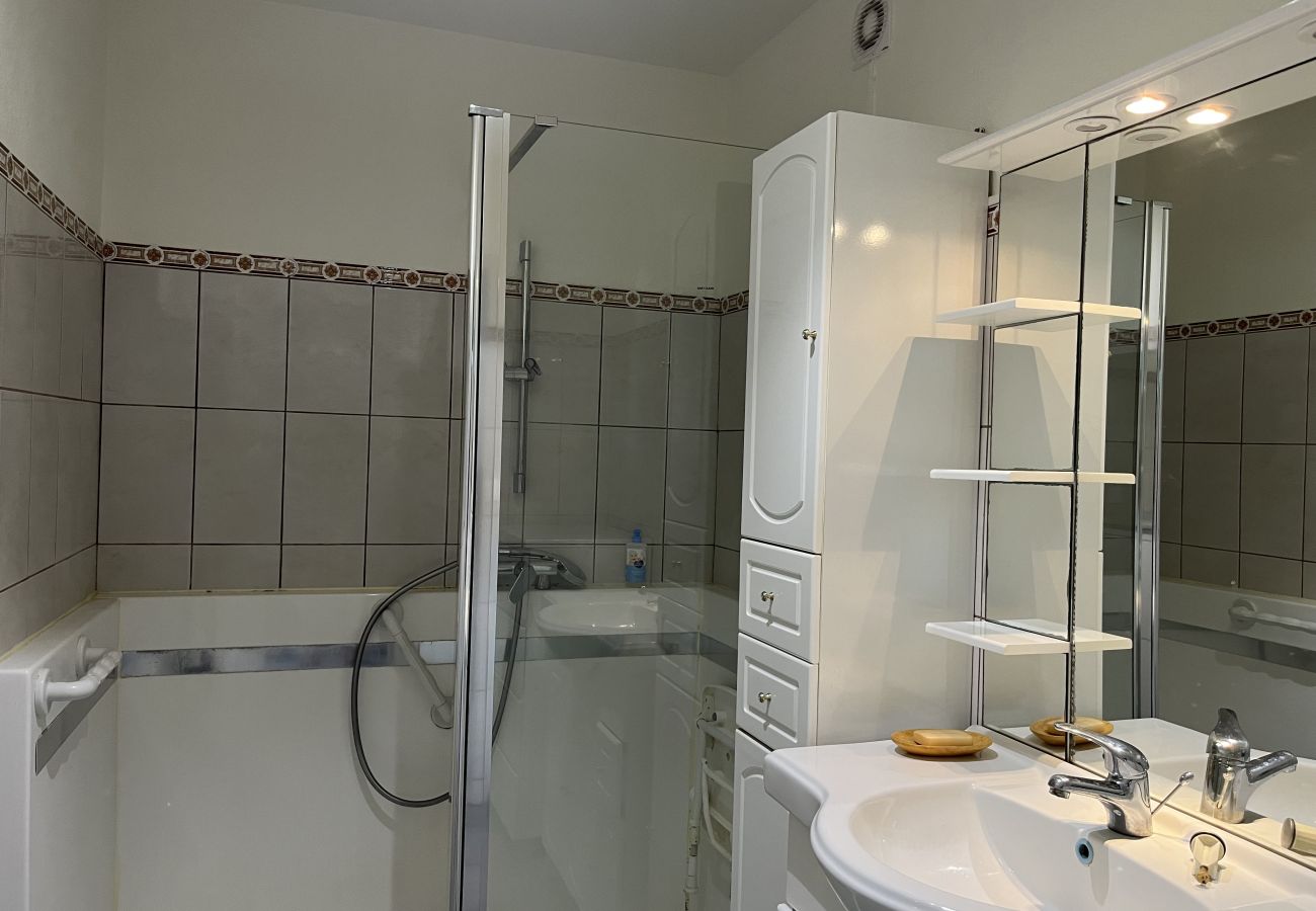 Appartamento a Fréjus - Fréjus-Plage, a 500 metri dalle spiagge, ampio appartamento di 70 m² con 2 camere da letto, 5 persone, aria condizionata, WIFI e parcheggio