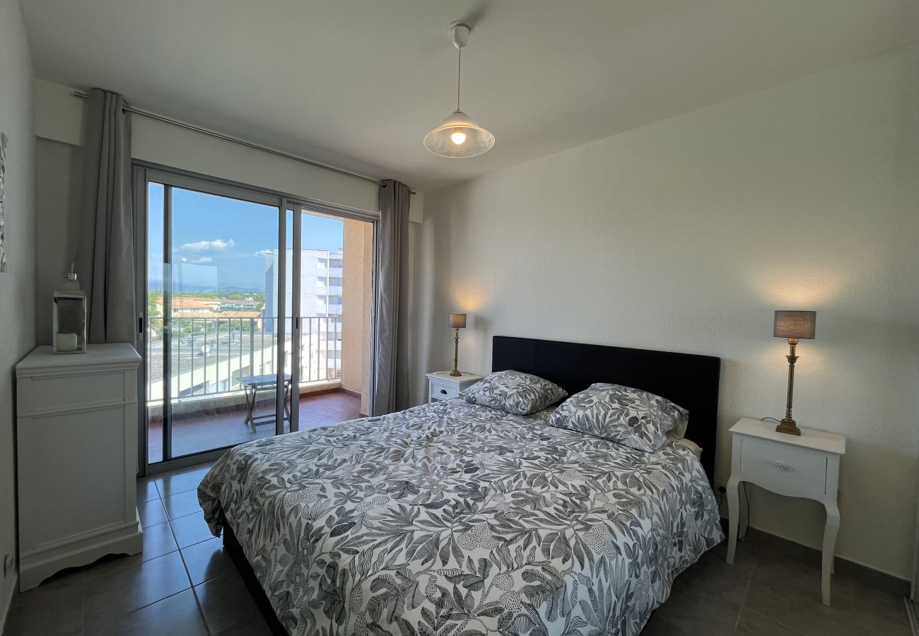 Appartamento a Fréjus - Fréjus-Plage, a 500 metri dalle spiagge, ampio appartamento di 70 m² con 2 camere da letto, 5 persone, aria condizionata, WIFI e parcheggio