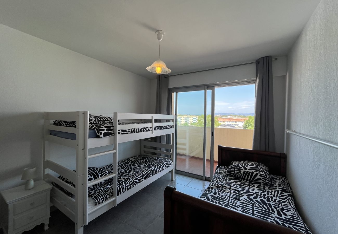 Appartamento a Fréjus - Fréjus-Plage, a 500 metri dalle spiagge, ampio appartamento di 70 m² con 2 camere da letto, 5 persone, aria condizionata, WIFI e parcheggio