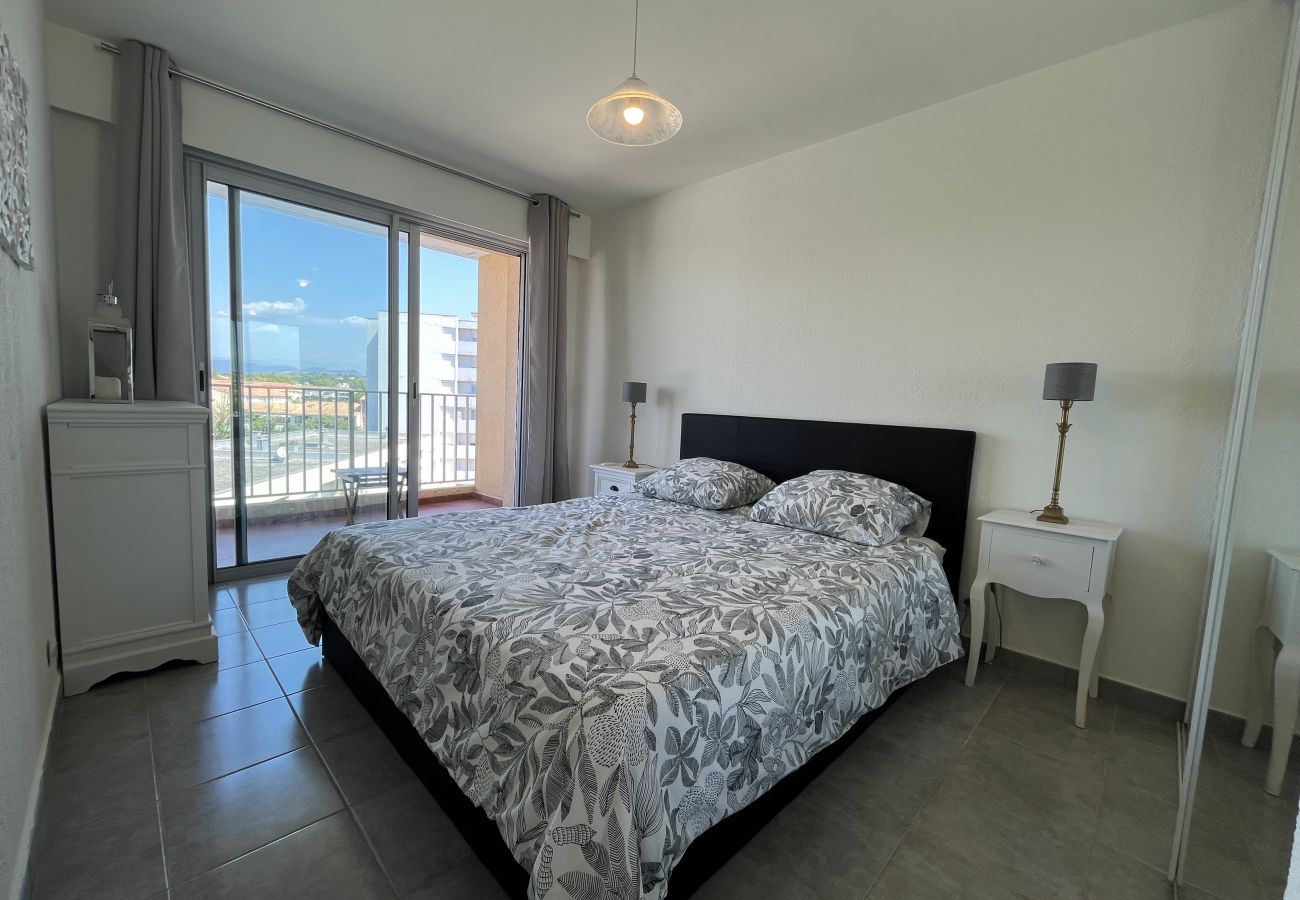 Appartamento a Fréjus - Fréjus-Plage, a 500 metri dalle spiagge, ampio appartamento di 70 m² con 2 camere da letto, 5 persone, aria condizionata, WIFI e parcheggio
