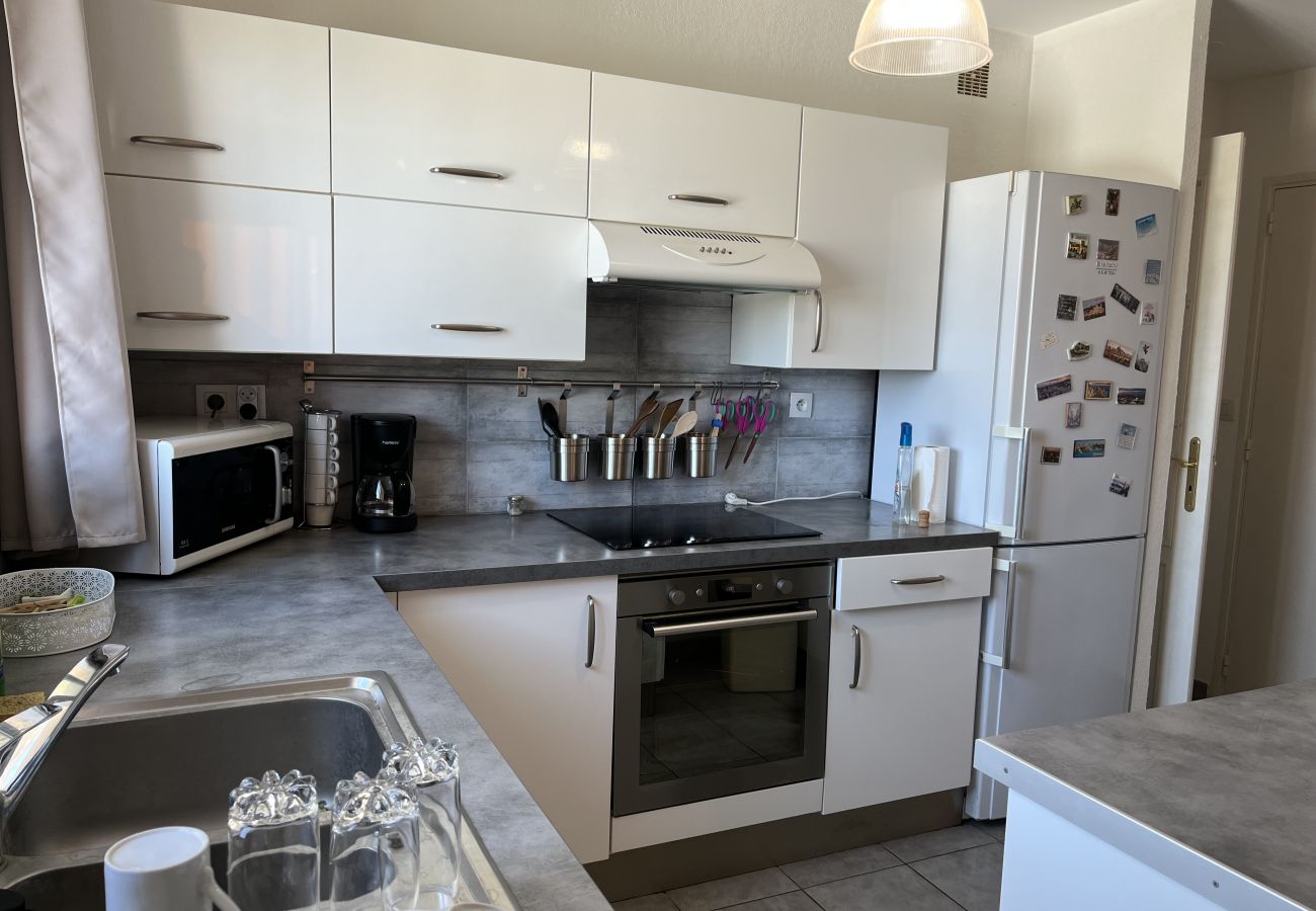 Appartamento a Fréjus - Fréjus-Plage, a 500 metri dalle spiagge, ampio appartamento di 70 m² con 2 camere da letto, 5 persone, aria condizionata, WIFI e parcheggio