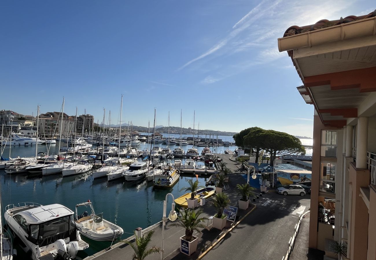Appartamento a Fréjus - Residenza Cap Hermès per 4 persone, splendida vista mare, 2 camere da letto, aria condizionata, piscina, accesso diretto alla spiaggia, parcheggio privato, ampio balcone