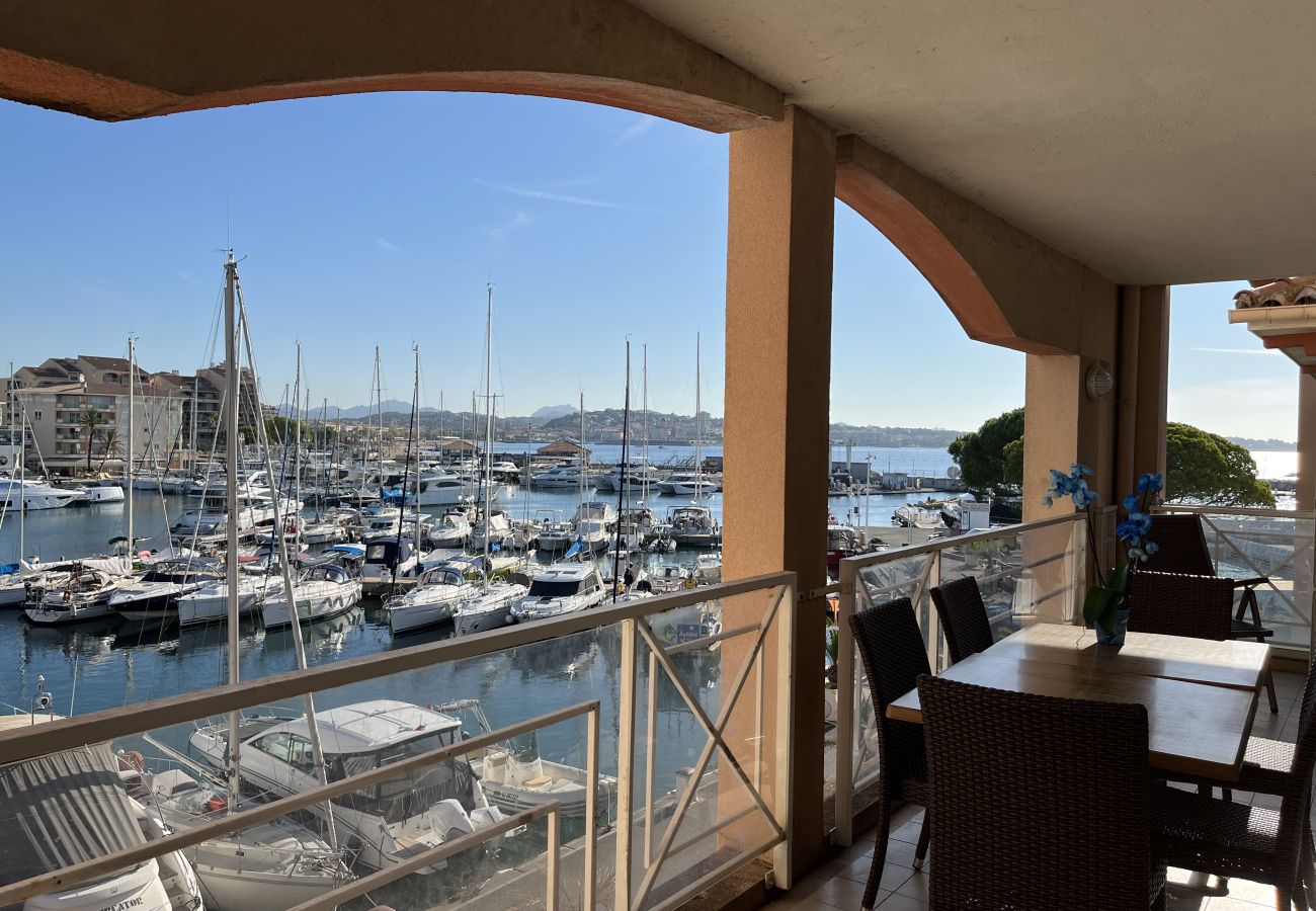 Appartamento a Fréjus - Residenza Cap Hermès per 4 persone, splendida vista mare, 2 camere da letto, aria condizionata, piscina, accesso diretto alla spiaggia, parcheggio privato, ampio balcone