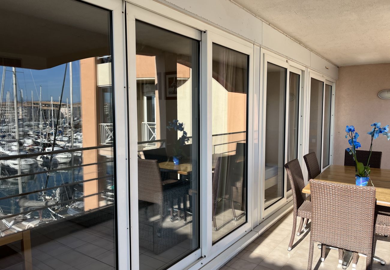 Appartamento a Fréjus - Residenza Cap Hermès per 4 persone, splendida vista mare, 2 camere da letto, aria condizionata, piscina, accesso diretto alla spiaggia, parcheggio privato, ampio balcone